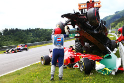 Sportwarte kümmern sich um die Bergung nach einem Startcrash um Fernando Alonso, McLaren MP4-30, und