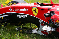 El dañado Ferrari SF15-T Retirado de la carrera de Kimi Raikkonen, de Ferrari