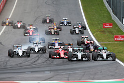 Nico Rosberg, Mercedes AMG F1 W06 y su compañero Lewis Hamilton, Mercedes AMG F1 W06 pelean por la p