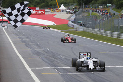 Felipe Massa, Williams FW37, wird als Dritter abgewinkt