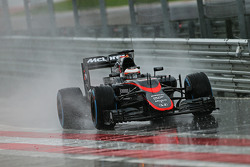 Stoffel Vandoorne, McLaren MP4-29H Piloto de Prueba y Reserva en la fuerte lluvia