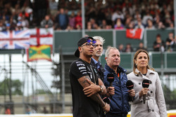Lewis Hamilton, Mercedes AMG F1 con Damon Hill, presentador de Sky; Martin Brundle, comentarista de