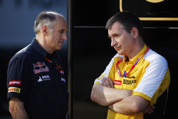 Franz Tost, Scuderia Toro Rosso director del equipo con Rob White, Renault Sport Subdirector Gerente