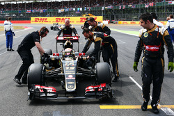 Pastor Maldonado, Lotus F1 E23 sulla griglia di partenza