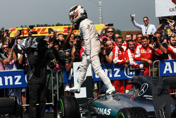 Ganador, Lewis Hamilton, Mercedes AMG F1 W06 celebra en el parc ferme