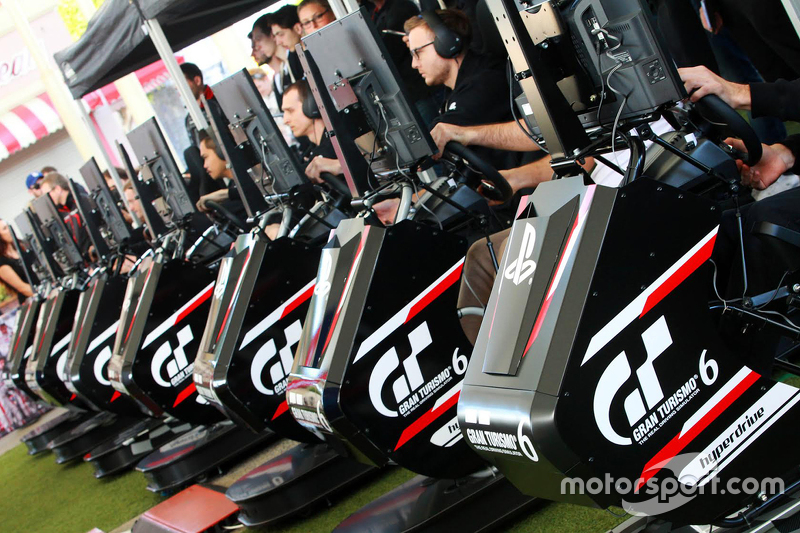 Pembalap GT Academy tengah berkompetisi