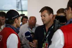 Timo Scheider, Audi Sport Team Phoenix Audi RS 5 DTM, hablar con los medios de comunicación después