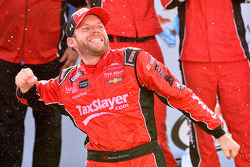 Ganador de la carrera Regan Smith, JR Motorsports Chevrolet