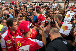 Sebastian Vettel, Ferrari firma autógrafos para los aficionados