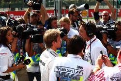 Nico Rosberg, Mercedes AMG F1 con i giornalisti durante la seconda sessione di prove