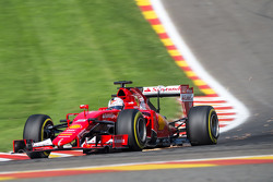 Sebastian Vettel, Ferrari SF15-T sacando chispas