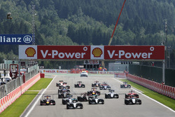 Lewis Hamilton, Mercedes AMG F1 W06 aan de leiding bij de start
