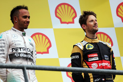 Podio: ganador de la carrera Lewis Hamilton, de Mercedes AMG F1 con el tercer lugar Romain Grosjean,