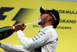 Il vincitore Lewis Hamilton, Mercedes AMG F1 festeggia sul podio