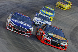 Trevor Bayne, Roush Fenway Racing Ford y Tony Stewart, Stewart-Haas Racing Chevrolet