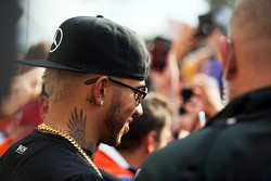 Lewis Hamilton, Mercedes AMG F1 con la nuova capigliatura bionda