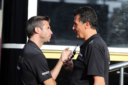 Matthew Carter, director general del equipo de F1 Lotus con Federico Gastaldi, Lotus F1 Team Equipo