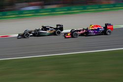 Sergio Perez, Sahara Force India F1 VJM08, vor Daniil Kvyat, Red Bull Racing RB11