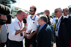 Martin Brundle, Sky Sports, mit Jean Todt, FIA-Präsident, in der Startaufstellung
