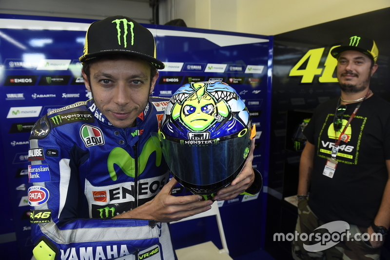 Valentino Rossi, özel kask tasarımını gösteriyor