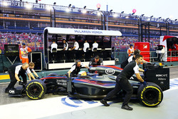 Fernando Alonso, McLaren MP4-30, en los pits