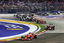 Sebastian Vettel, Ferrari SF15-T lidera al comienzo de la carrera
