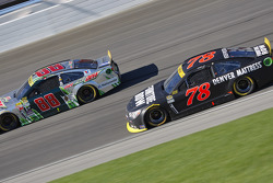 Martin Truex Jr., Furniture Row Racing Chevrolet y Dale Earnhardt Jr., Hendrick Motorsports Chevrole