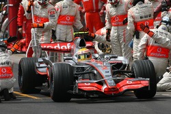 Lewis Hamilton, McLaren Mercedes, MP4-22, boxkiállás