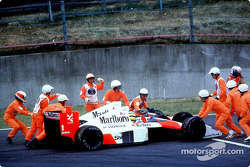 Der berühmte Crash zwischen Ayrton Senna und Alain Prost in Runde 46
