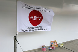 Un tributo a Jules Bianchi nella pit lane