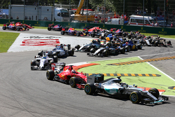 Start: Lewis Hamilton, Mercedes AMG F1 W06, in Führung