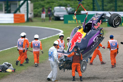 Der Red Bull Racing RB11 von Daniil Kvyat wird nach einem Unfall im Qualifying abtransportiert