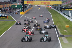 Lewis Hamilton, Mercedes AMG F1 W06, in Führung nach dem Start