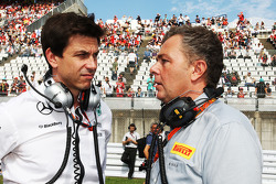Toto Wolff, Mercedes AMG F1, con Mario Isola, Pirelli.