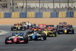 Start: Oliver Rowland, Fortec Motorsports aan de leiding