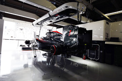 El McLaren Honda MP4-30 de Fernando Alonso, en el garaje
