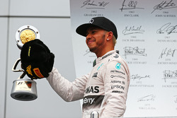 Ganador de la carrera Lewis Hamilton, Mercedes AMG F1 celebra en el podio