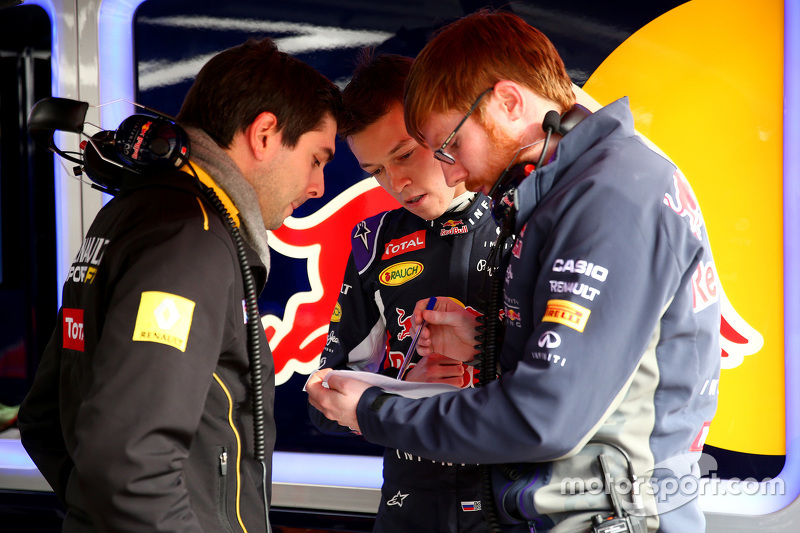 Слева Никола – инженер Renault