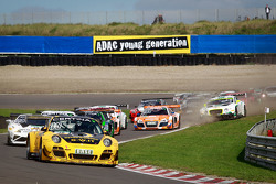 #36 Schütz Motorsport Porsche 911 GT3 R: Klaus Bachler, Martin Ragginger, in Führung
