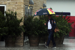 Dr Helmut Marko, Red Bull Motorsport Consultor en la lluvia