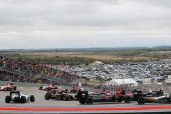 Fernando Alonso, McLaren MP4-30 gira en el inico de la carrera