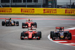 Sebastian Vettel, Ferrari SF15-T, und Max Verstappen, Scuderia Toro Rosso STR10, im Zweikampf