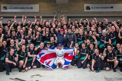 1. und Weltmeister 2015: Lewis Hamilton, Mercedes AMG F1, feiert mit dem Team