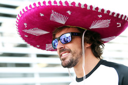 Fernando Alonso, McLaren con un sombrero de charro