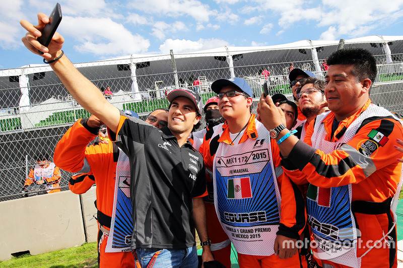Sergio Perez, Sahara Force India F1 con marshals