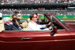 Nigel Mansell maneja a Carlos Slim Domit, Presedente de América Móvil y Bernie Ecclestone, en el de