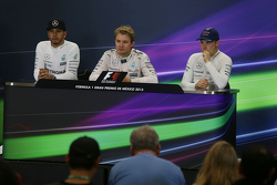 De FIA persconferentie: tweede Lewis Hamilton, Mercedes AMG F1, winnaar Nico Rosberg, Mercedes AMG F