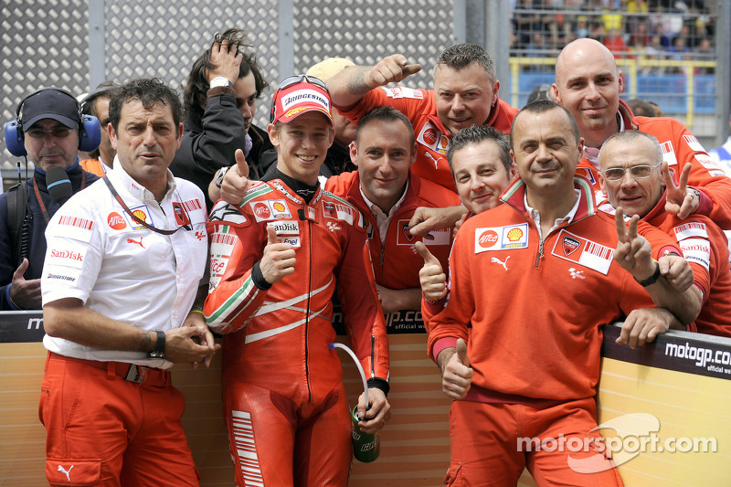 Casey Stoner dan kru Tim Ducati saat merayakan kemenangan MotoGP Belanda 2008 di Sirkuit Assen.