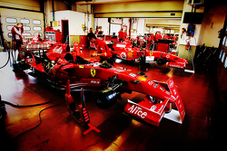 Le monoposto Ferrari F1 Clienti in allestimento nel box