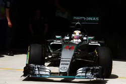 Lewis Hamilton, Mercedes AMG F1 W06 lascia la pitlane